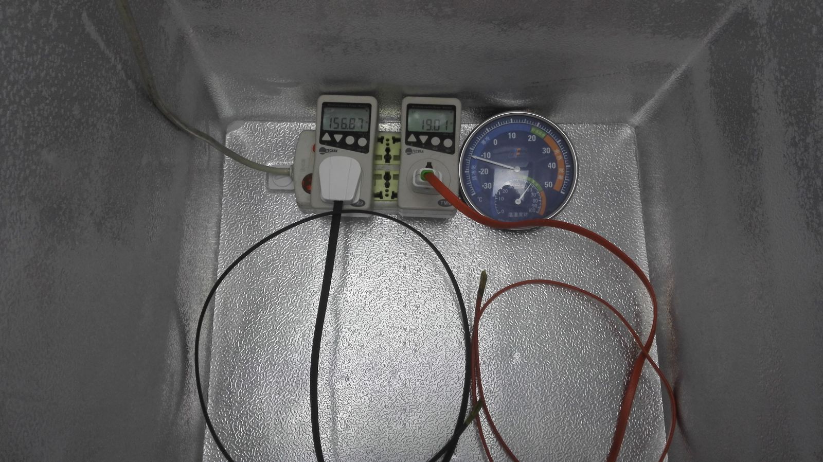 太陽能專用電熱帶和傳統(tǒng)的太陽能電伴熱帶實驗對比圖