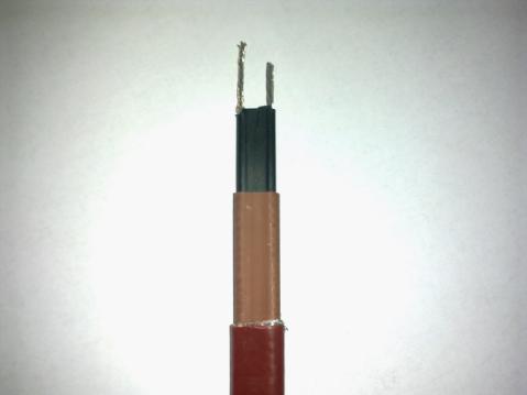將伴熱帶的外護(hù)套及屏蔽層剝離，剝出母線