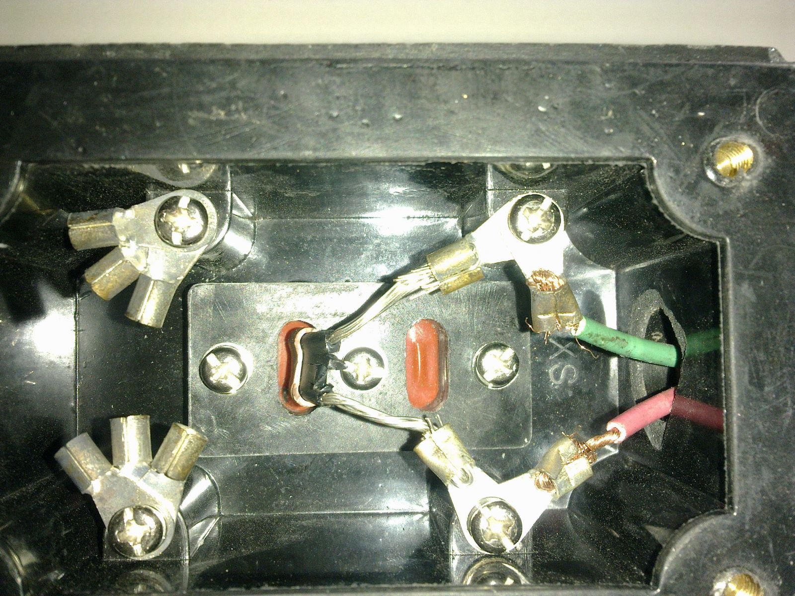 將剝離好的電伴熱帶由電源接線盒下口穿入接線盒累，并將電源線由電源線入口穿入接線盒，固定在接線端子上
