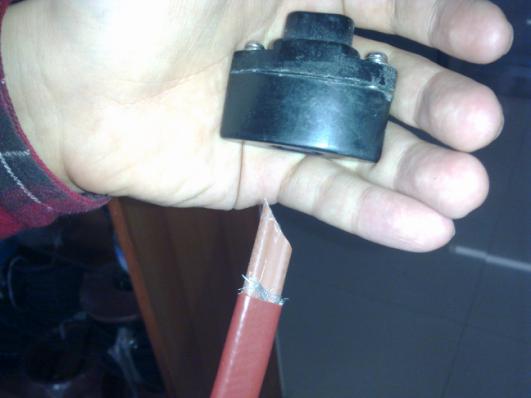 將電伴熱帶的末端剝?nèi)ネ庾o(hù)套及屏蔽層，將伴熱帶線芯剪成斜口